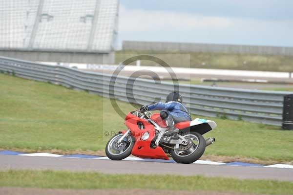 Motorcycle action photographs;Rockingham;Rockingham photographs;Trackday digital images;event digital images;eventdigitalimages;no limits trackday;peter wileman photography;rockingham corby northamptonshire;trackday;trackday photos