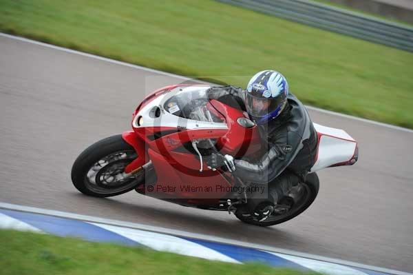 Motorcycle action photographs;Rockingham;Rockingham photographs;Trackday digital images;event digital images;eventdigitalimages;no limits trackday;peter wileman photography;rockingham corby northamptonshire;trackday;trackday photos
