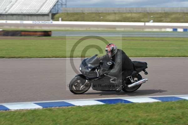 Motorcycle action photographs;Rockingham;Rockingham photographs;Trackday digital images;event digital images;eventdigitalimages;no limits trackday;peter wileman photography;rockingham corby northamptonshire;trackday;trackday photos