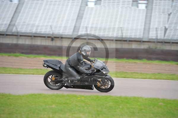 Motorcycle action photographs;Rockingham;Rockingham photographs;Trackday digital images;event digital images;eventdigitalimages;no limits trackday;peter wileman photography;rockingham corby northamptonshire;trackday;trackday photos