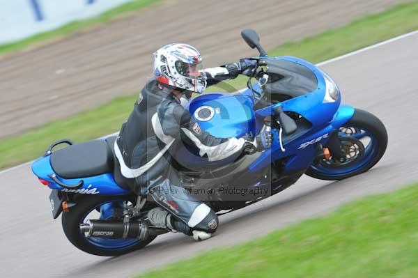 Motorcycle action photographs;Rockingham;Rockingham photographs;Trackday digital images;event digital images;eventdigitalimages;no limits trackday;peter wileman photography;rockingham corby northamptonshire;trackday;trackday photos