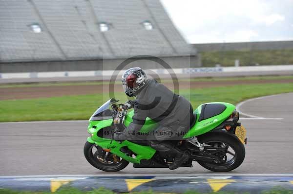 Motorcycle action photographs;Rockingham;Rockingham photographs;Trackday digital images;event digital images;eventdigitalimages;no limits trackday;peter wileman photography;rockingham corby northamptonshire;trackday;trackday photos