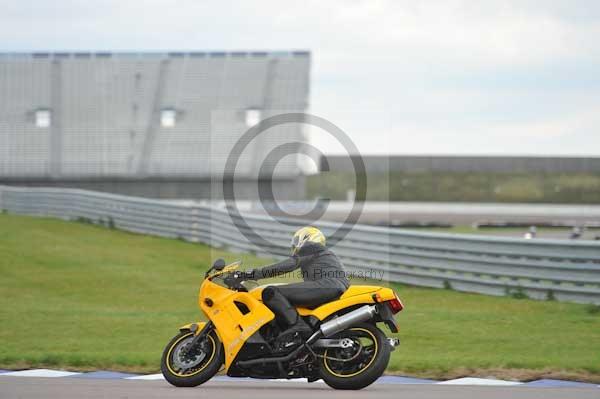 Motorcycle action photographs;Rockingham;Rockingham photographs;Trackday digital images;event digital images;eventdigitalimages;no limits trackday;peter wileman photography;rockingham corby northamptonshire;trackday;trackday photos