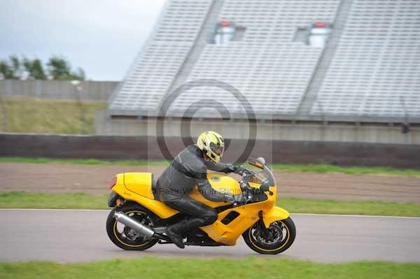 Motorcycle action photographs;Rockingham;Rockingham photographs;Trackday digital images;event digital images;eventdigitalimages;no limits trackday;peter wileman photography;rockingham corby northamptonshire;trackday;trackday photos