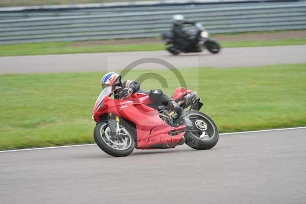 Motorcycle action photographs;Rockingham;Rockingham photographs;Trackday digital images;event digital images;eventdigitalimages;no limits trackday;peter wileman photography;rockingham corby northamptonshire;trackday;trackday photos