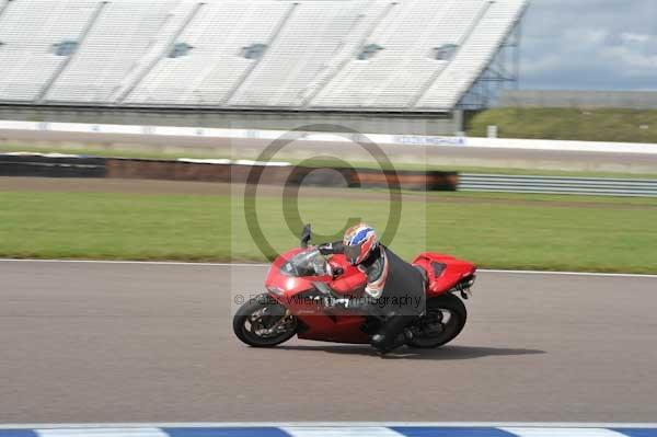 Motorcycle action photographs;Rockingham;Rockingham photographs;Trackday digital images;event digital images;eventdigitalimages;no limits trackday;peter wileman photography;rockingham corby northamptonshire;trackday;trackday photos