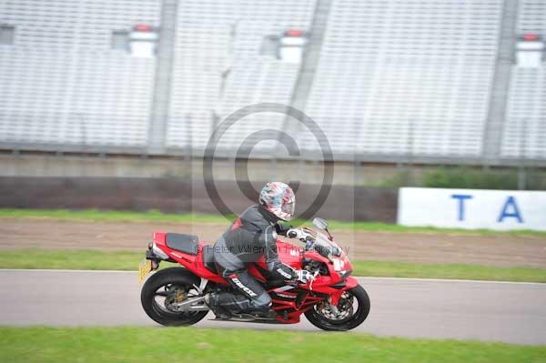 Motorcycle action photographs;Rockingham;Rockingham photographs;Trackday digital images;event digital images;eventdigitalimages;no limits trackday;peter wileman photography;rockingham corby northamptonshire;trackday;trackday photos