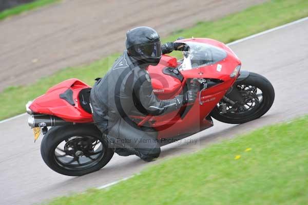 Motorcycle action photographs;Rockingham;Rockingham photographs;Trackday digital images;event digital images;eventdigitalimages;no limits trackday;peter wileman photography;rockingham corby northamptonshire;trackday;trackday photos