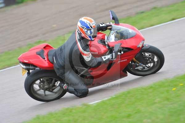 Motorcycle action photographs;Rockingham;Rockingham photographs;Trackday digital images;event digital images;eventdigitalimages;no limits trackday;peter wileman photography;rockingham corby northamptonshire;trackday;trackday photos
