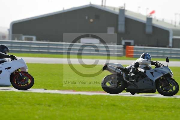 Motorcycle action photographs;Trackday digital images;event digital images;eventdigitalimages;no limits trackday;peter wileman photography;snetterton;snetterton circuit norfolk;snetterton photographs;trackday;trackday photos