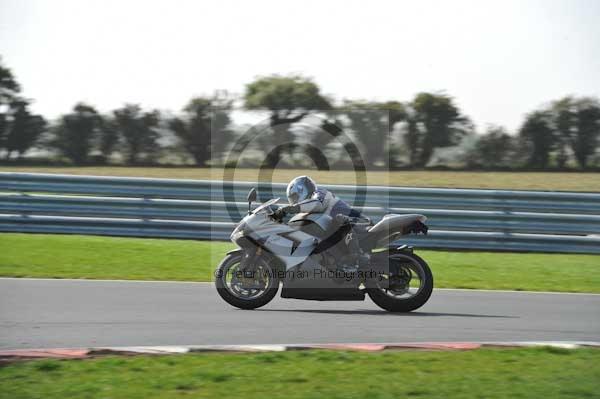 Motorcycle action photographs;Trackday digital images;event digital images;eventdigitalimages;no limits trackday;peter wileman photography;snetterton;snetterton circuit norfolk;snetterton photographs;trackday;trackday photos