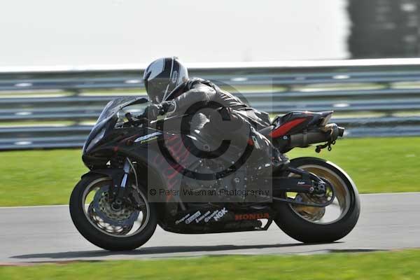 Motorcycle action photographs;Trackday digital images;event digital images;eventdigitalimages;no limits trackday;peter wileman photography;snetterton;snetterton circuit norfolk;snetterton photographs;trackday;trackday photos