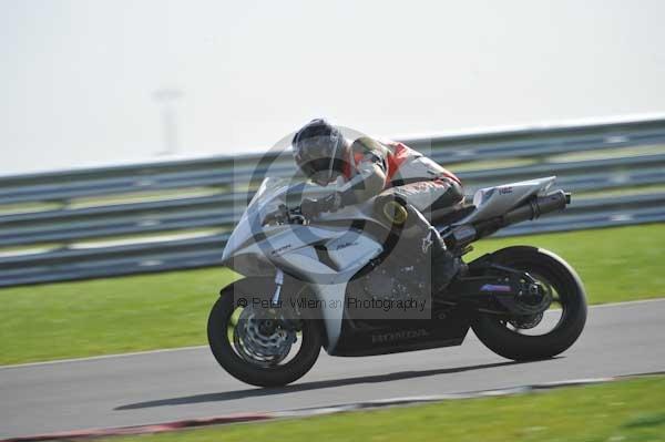 Motorcycle action photographs;Trackday digital images;event digital images;eventdigitalimages;no limits trackday;peter wileman photography;snetterton;snetterton circuit norfolk;snetterton photographs;trackday;trackday photos