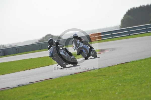 Motorcycle action photographs;Trackday digital images;event digital images;eventdigitalimages;no limits trackday;peter wileman photography;snetterton;snetterton circuit norfolk;snetterton photographs;trackday;trackday photos