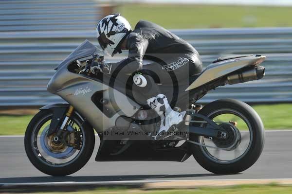 Motorcycle action photographs;Trackday digital images;event digital images;eventdigitalimages;no limits trackday;peter wileman photography;snetterton;snetterton circuit norfolk;snetterton photographs;trackday;trackday photos