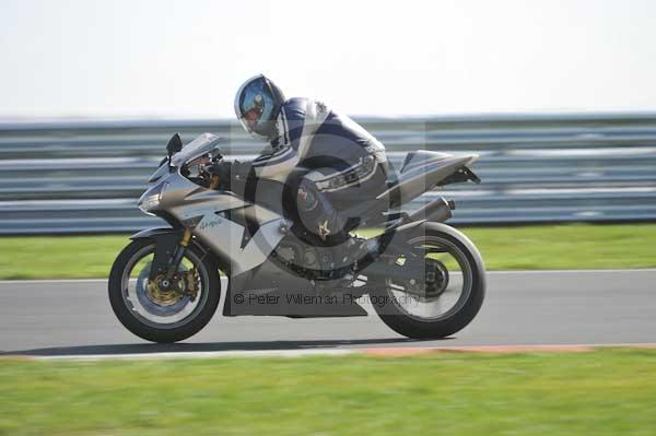 Motorcycle action photographs;Trackday digital images;event digital images;eventdigitalimages;no limits trackday;peter wileman photography;snetterton;snetterton circuit norfolk;snetterton photographs;trackday;trackday photos