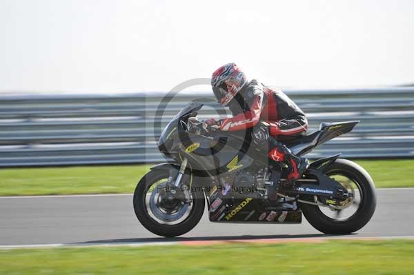 Motorcycle action photographs;Trackday digital images;event digital images;eventdigitalimages;no limits trackday;peter wileman photography;snetterton;snetterton circuit norfolk;snetterton photographs;trackday;trackday photos