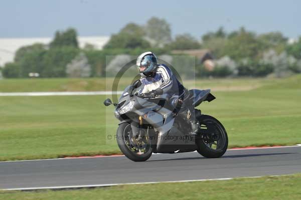 Motorcycle action photographs;Trackday digital images;event digital images;eventdigitalimages;no limits trackday;peter wileman photography;snetterton;snetterton circuit norfolk;snetterton photographs;trackday;trackday photos