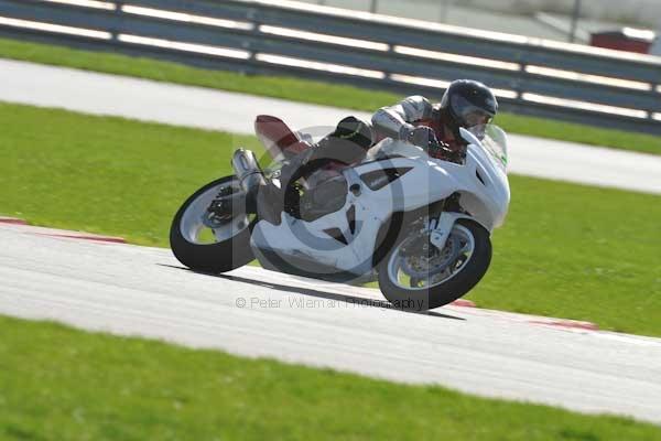 Motorcycle action photographs;Trackday digital images;event digital images;eventdigitalimages;no limits trackday;peter wileman photography;snetterton;snetterton circuit norfolk;snetterton photographs;trackday;trackday photos