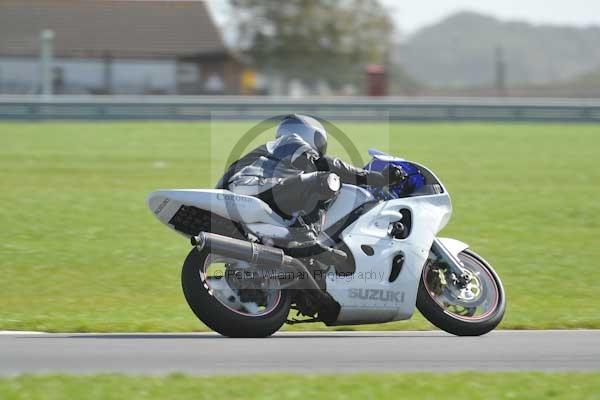 Motorcycle action photographs;Trackday digital images;event digital images;eventdigitalimages;no limits trackday;peter wileman photography;snetterton;snetterton circuit norfolk;snetterton photographs;trackday;trackday photos
