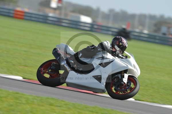 Motorcycle action photographs;Trackday digital images;event digital images;eventdigitalimages;no limits trackday;peter wileman photography;snetterton;snetterton circuit norfolk;snetterton photographs;trackday;trackday photos