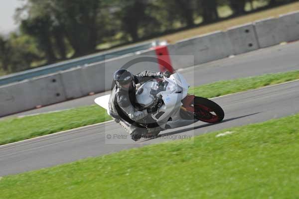 Motorcycle action photographs;Trackday digital images;event digital images;eventdigitalimages;no limits trackday;peter wileman photography;snetterton;snetterton circuit norfolk;snetterton photographs;trackday;trackday photos