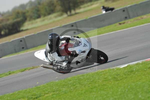 Motorcycle action photographs;Trackday digital images;event digital images;eventdigitalimages;no limits trackday;peter wileman photography;snetterton;snetterton circuit norfolk;snetterton photographs;trackday;trackday photos