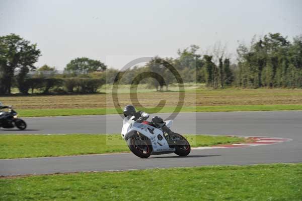 Motorcycle action photographs;Trackday digital images;event digital images;eventdigitalimages;no limits trackday;peter wileman photography;snetterton;snetterton circuit norfolk;snetterton photographs;trackday;trackday photos