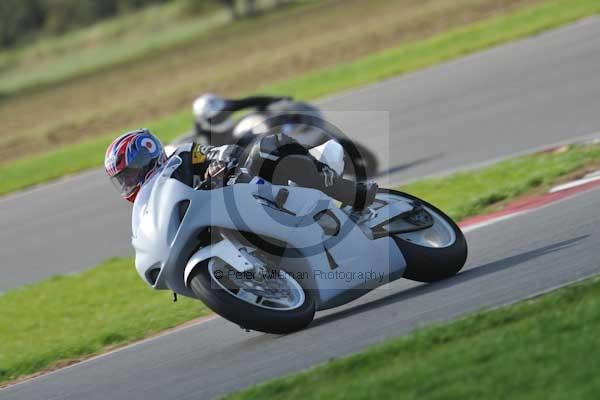 Motorcycle action photographs;Trackday digital images;event digital images;eventdigitalimages;no limits trackday;peter wileman photography;snetterton;snetterton circuit norfolk;snetterton photographs;trackday;trackday photos