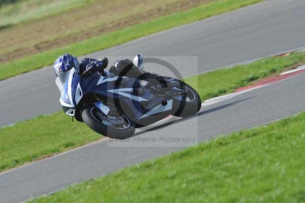 Motorcycle action photographs;Trackday digital images;event digital images;eventdigitalimages;no limits trackday;peter wileman photography;snetterton;snetterton circuit norfolk;snetterton photographs;trackday;trackday photos