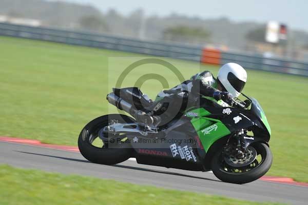 Motorcycle action photographs;Trackday digital images;event digital images;eventdigitalimages;no limits trackday;peter wileman photography;snetterton;snetterton circuit norfolk;snetterton photographs;trackday;trackday photos