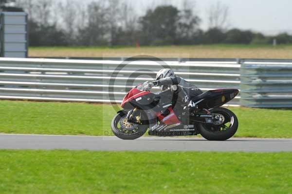 Motorcycle action photographs;Trackday digital images;event digital images;eventdigitalimages;no limits trackday;peter wileman photography;snetterton;snetterton circuit norfolk;snetterton photographs;trackday;trackday photos