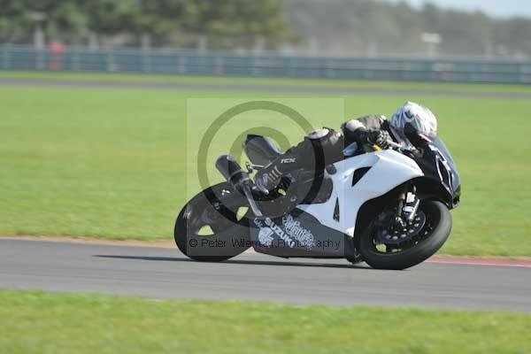 Motorcycle action photographs;Trackday digital images;event digital images;eventdigitalimages;no limits trackday;peter wileman photography;snetterton;snetterton circuit norfolk;snetterton photographs;trackday;trackday photos