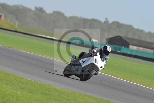 Motorcycle action photographs;Trackday digital images;event digital images;eventdigitalimages;no limits trackday;peter wileman photography;snetterton;snetterton circuit norfolk;snetterton photographs;trackday;trackday photos