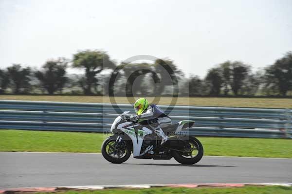 Motorcycle action photographs;Trackday digital images;event digital images;eventdigitalimages;no limits trackday;peter wileman photography;snetterton;snetterton circuit norfolk;snetterton photographs;trackday;trackday photos
