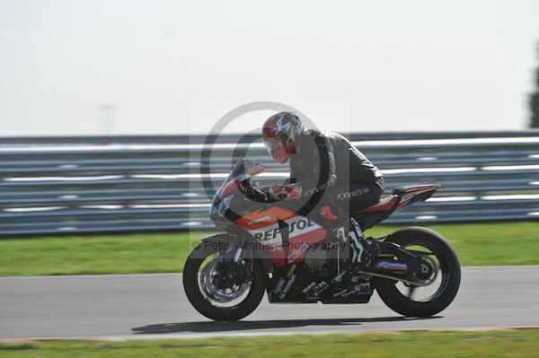 Motorcycle action photographs;Trackday digital images;event digital images;eventdigitalimages;no limits trackday;peter wileman photography;snetterton;snetterton circuit norfolk;snetterton photographs;trackday;trackday photos