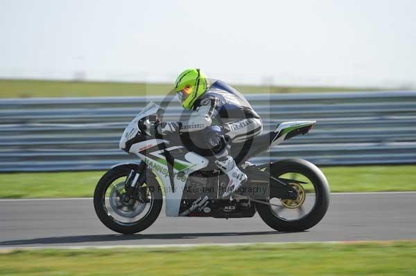 Motorcycle action photographs;Trackday digital images;event digital images;eventdigitalimages;no limits trackday;peter wileman photography;snetterton;snetterton circuit norfolk;snetterton photographs;trackday;trackday photos