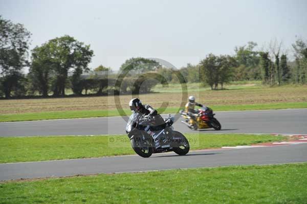 Motorcycle action photographs;Trackday digital images;event digital images;eventdigitalimages;no limits trackday;peter wileman photography;snetterton;snetterton circuit norfolk;snetterton photographs;trackday;trackday photos