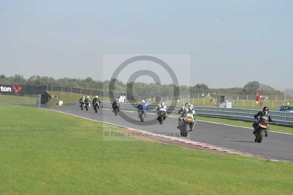 Motorcycle action photographs;Trackday digital images;event digital images;eventdigitalimages;no limits trackday;peter wileman photography;snetterton;snetterton circuit norfolk;snetterton photographs;trackday;trackday photos
