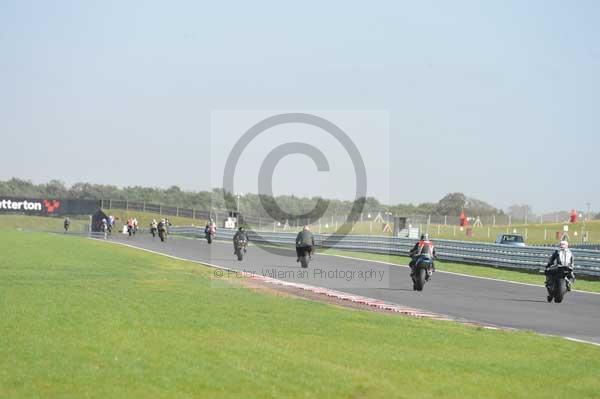 Motorcycle action photographs;Trackday digital images;event digital images;eventdigitalimages;no limits trackday;peter wileman photography;snetterton;snetterton circuit norfolk;snetterton photographs;trackday;trackday photos