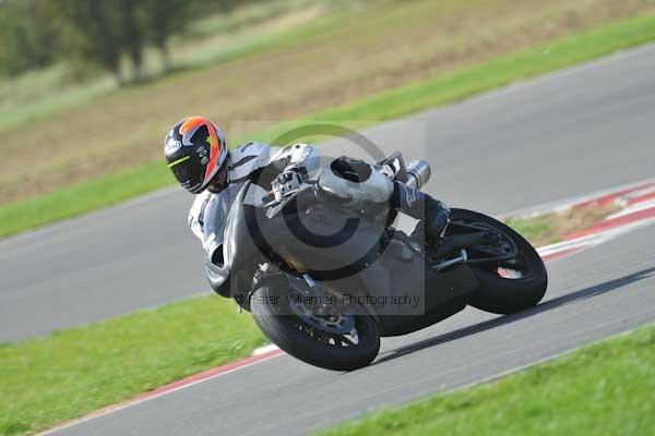 Motorcycle action photographs;Trackday digital images;event digital images;eventdigitalimages;no limits trackday;peter wileman photography;snetterton;snetterton circuit norfolk;snetterton photographs;trackday;trackday photos