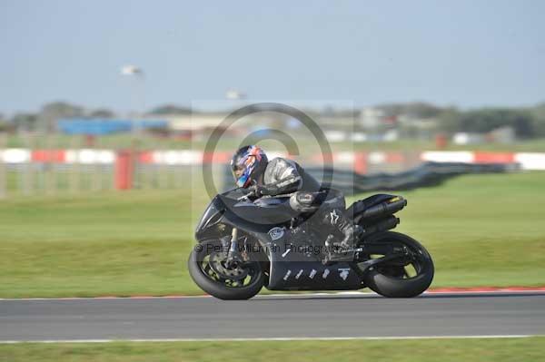 Motorcycle action photographs;Trackday digital images;event digital images;eventdigitalimages;no limits trackday;peter wileman photography;snetterton;snetterton circuit norfolk;snetterton photographs;trackday;trackday photos