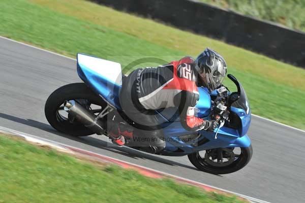 Motorcycle action photographs;Trackday digital images;event digital images;eventdigitalimages;no limits trackday;peter wileman photography;snetterton;snetterton circuit norfolk;snetterton photographs;trackday;trackday photos