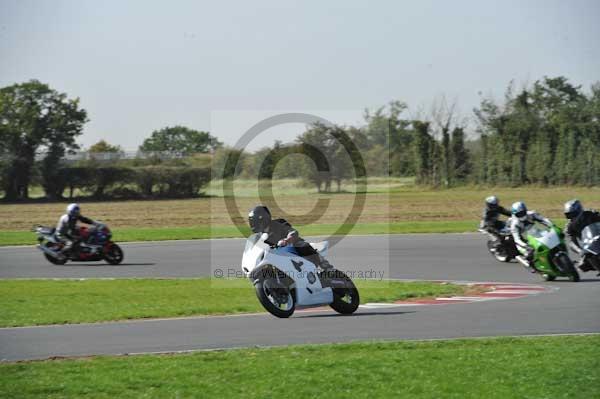 Motorcycle action photographs;Trackday digital images;event digital images;eventdigitalimages;no limits trackday;peter wileman photography;snetterton;snetterton circuit norfolk;snetterton photographs;trackday;trackday photos