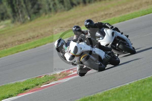 Motorcycle action photographs;Trackday digital images;event digital images;eventdigitalimages;no limits trackday;peter wileman photography;snetterton;snetterton circuit norfolk;snetterton photographs;trackday;trackday photos