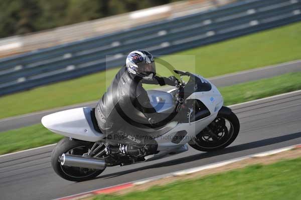 Motorcycle action photographs;Trackday digital images;event digital images;eventdigitalimages;no limits trackday;peter wileman photography;snetterton;snetterton circuit norfolk;snetterton photographs;trackday;trackday photos