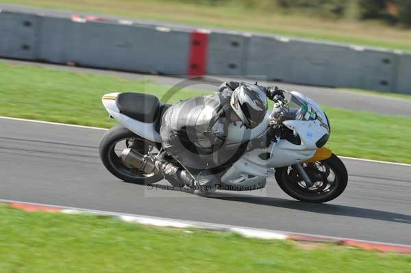 Motorcycle action photographs;Trackday digital images;event digital images;eventdigitalimages;no limits trackday;peter wileman photography;snetterton;snetterton circuit norfolk;snetterton photographs;trackday;trackday photos