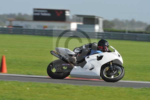 Motorcycle action photographs;Trackday digital images;event digital images;eventdigitalimages;no limits trackday;peter wileman photography;snetterton;snetterton circuit norfolk;snetterton photographs;trackday;trackday photos