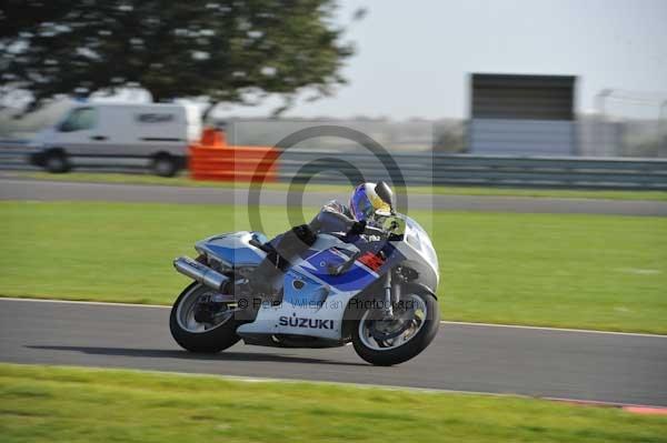 Motorcycle action photographs;Trackday digital images;event digital images;eventdigitalimages;no limits trackday;peter wileman photography;snetterton;snetterton circuit norfolk;snetterton photographs;trackday;trackday photos