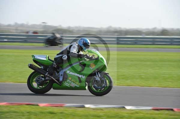 Motorcycle action photographs;Trackday digital images;event digital images;eventdigitalimages;no limits trackday;peter wileman photography;snetterton;snetterton circuit norfolk;snetterton photographs;trackday;trackday photos
